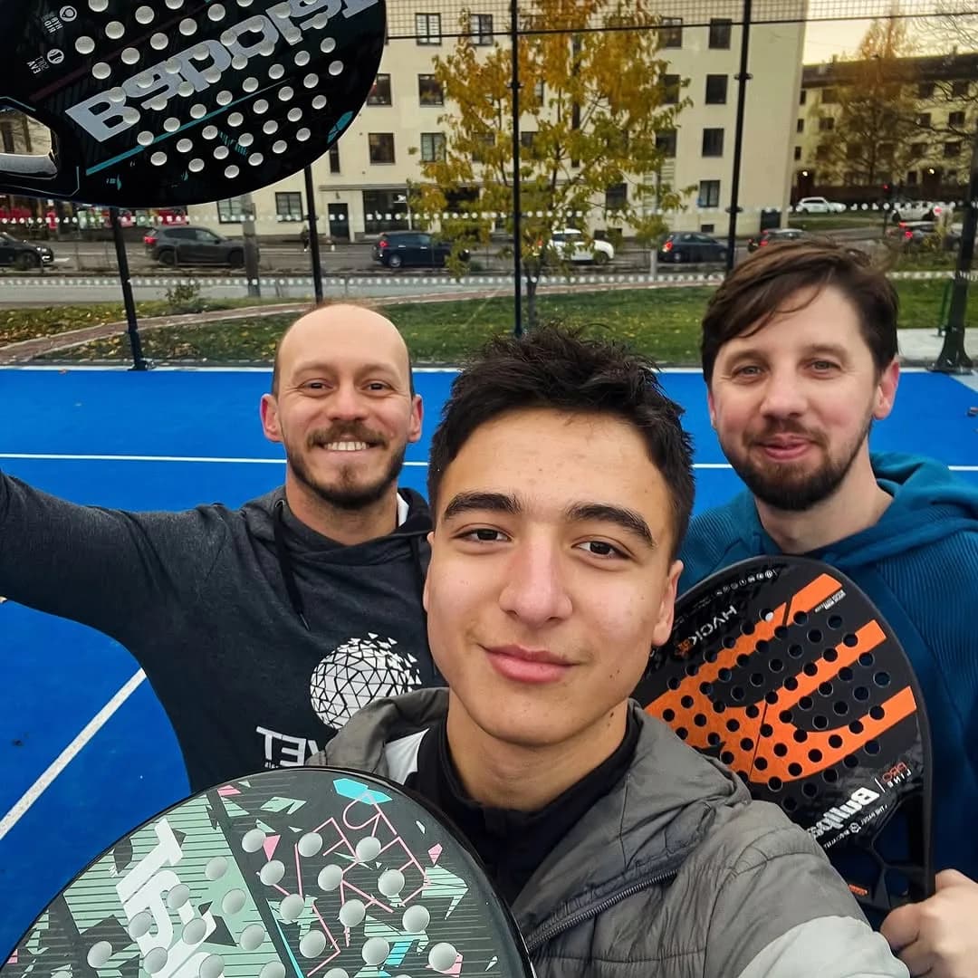 Oslo Orcas-spillere med racketer på den åpne padelbanen i Sagene