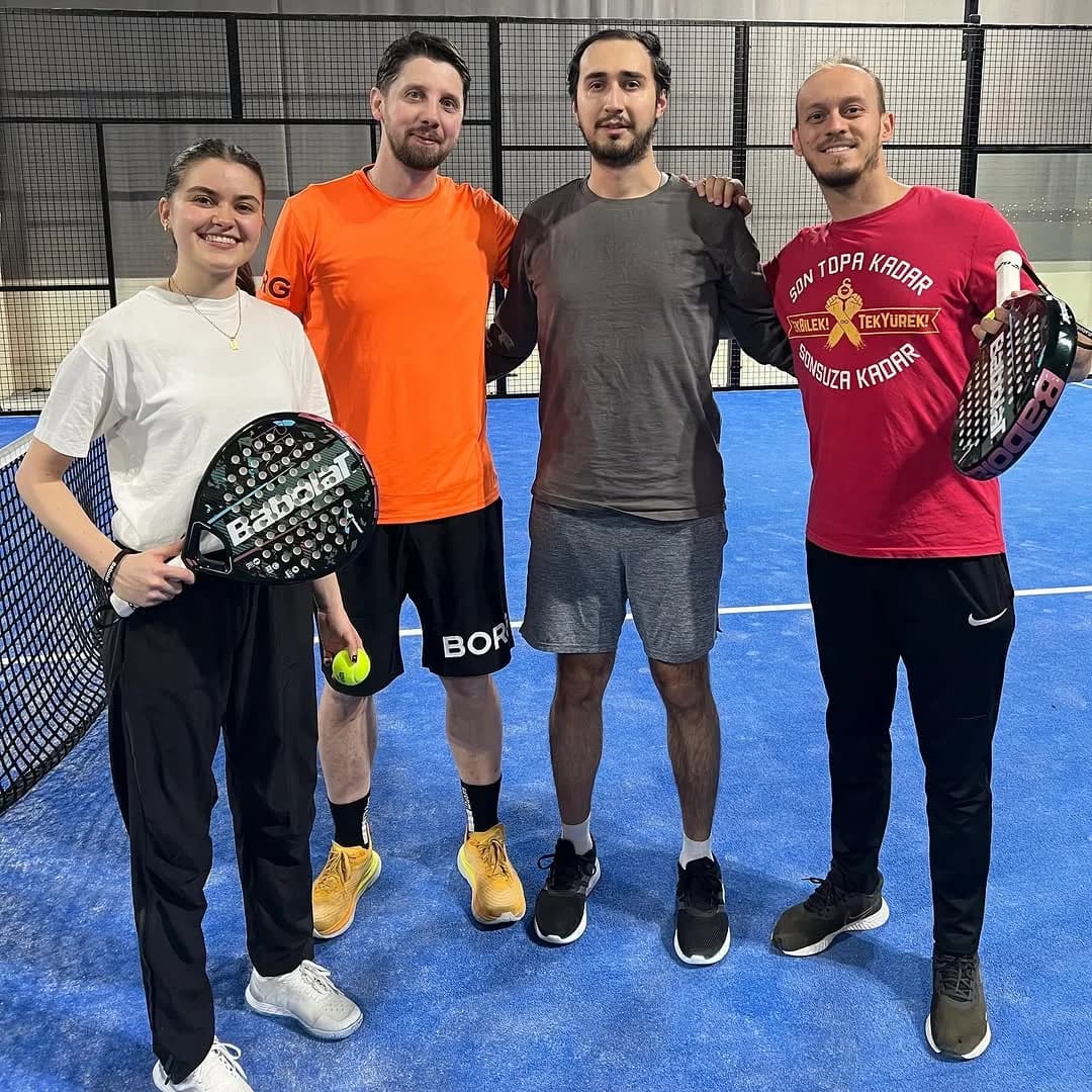 Fire Oslo Orcas-spillere med racketer på padelbanen