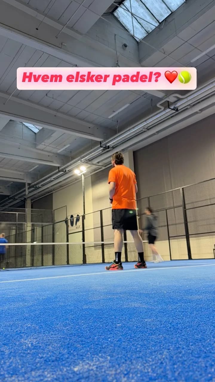 Padelspiller i aksjon på en innendørs bane